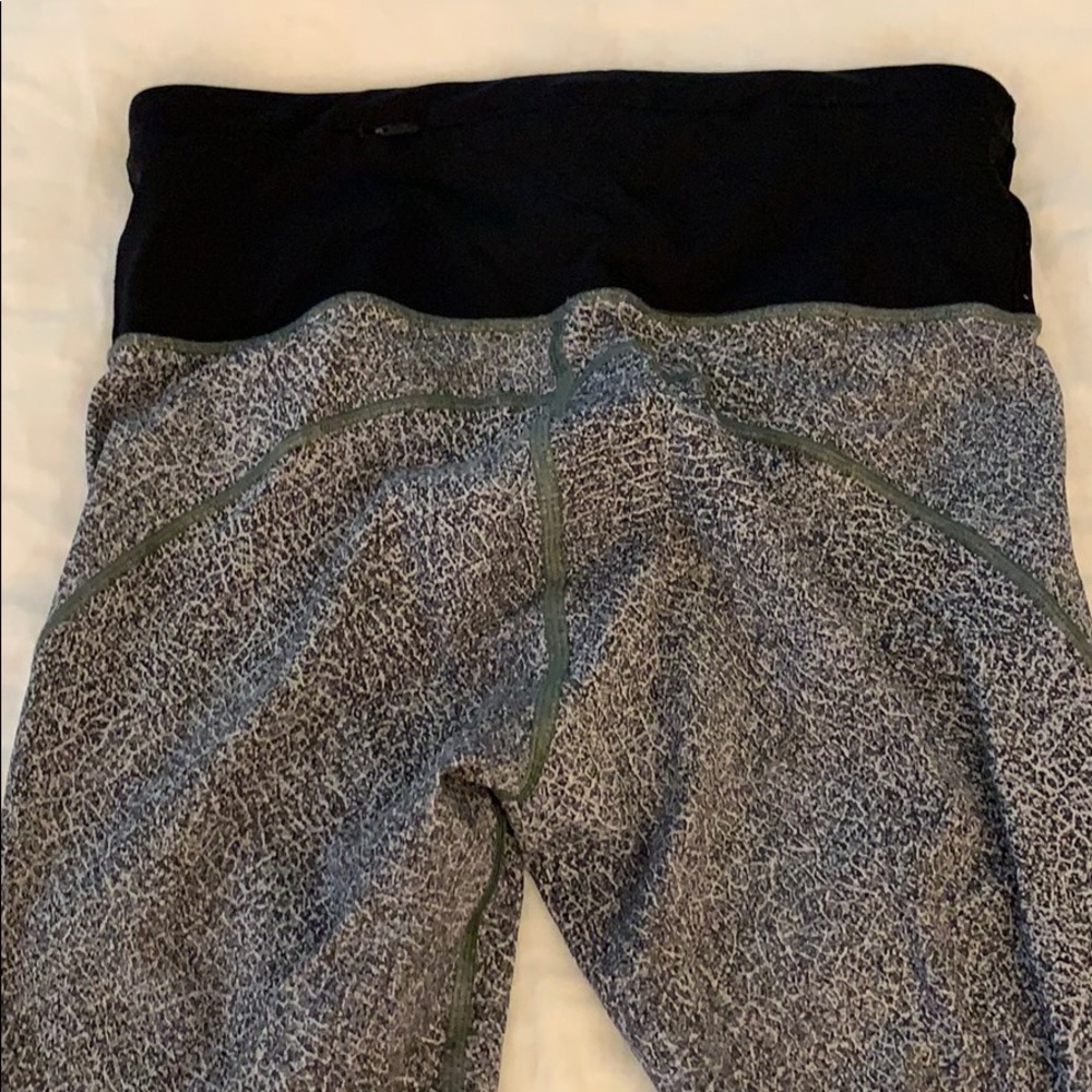 Lululemon black and white cropped leggings